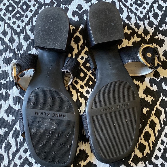Anne Klein Black Sandal with Side Buckle and iflex sole.- Size 8M. 2.5 inch heel - Picture 7 of 7